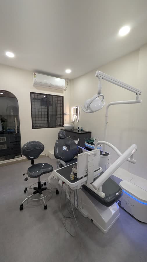 The second treatment room, with a window onto the street